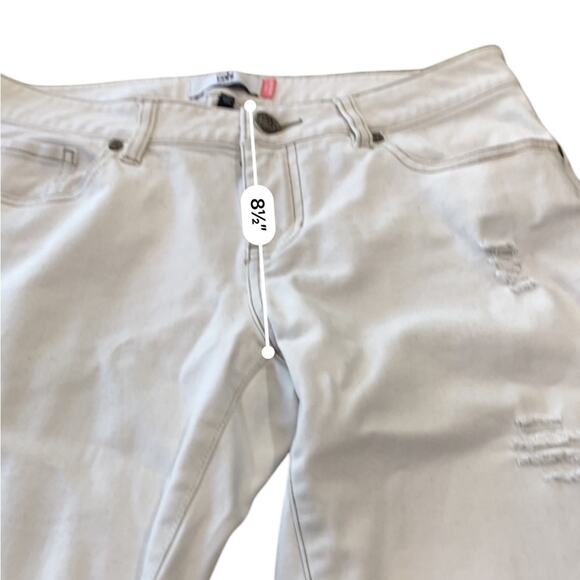 CAbi Style #5089 Antique White Distressed Slim Boyfriend Jeans Size 6 - Picture 6 of 10